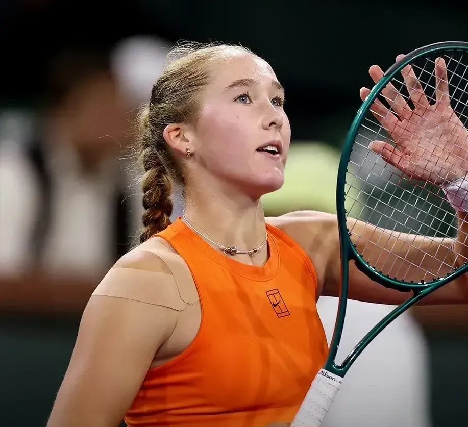 开云登录入口FPX不断突破！，阿扎伦卡连续七场比赛得分超过败北引发球迷热议(阿扎伦卡摔倒)