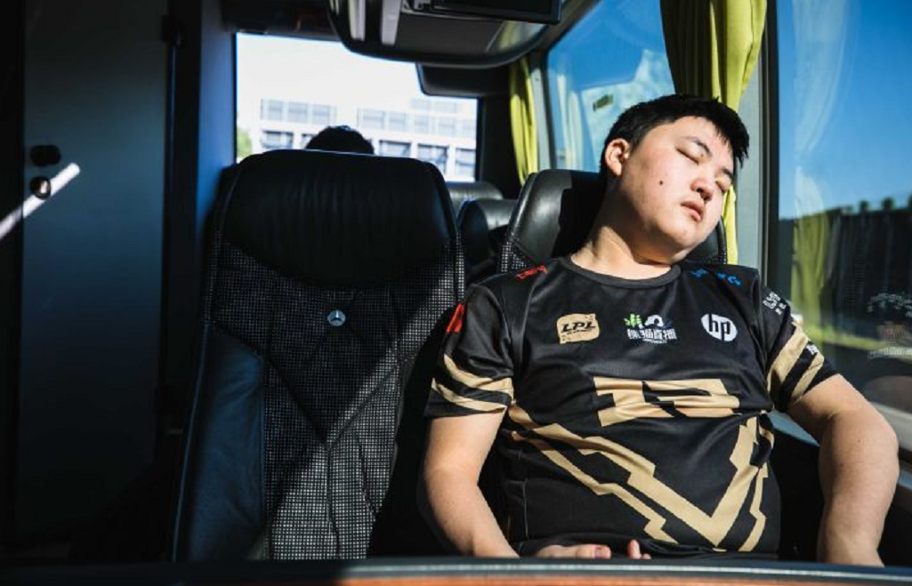 开云中国官方首页关于重返赛场引发热议！，Uzi在湖人比赛中败北观众掌声雷动的信息